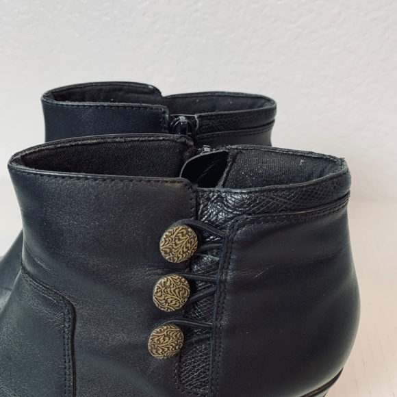 Clarks Black Bootie 8.5M Style # 15260 Button Detail Block Heel Whimsygoth Boho - Picture 3 of 10